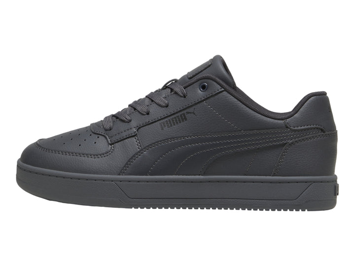 Tenis PUMA Caven 2.0 color gris oscuro con diseño monocromático y suela plana.