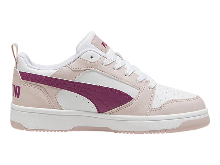 Tenis PUMA Rebound V6 Lo Jr en color lila con detalles en magenta y blanco.