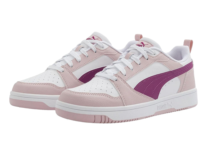Tenis PUMA Rebound V6 Lo Jr en color lila con detalles en magenta y blanco.