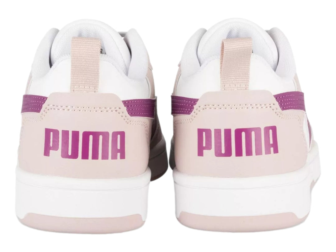 Tenis PUMA Rebound V6 Lo Jr en color lila con detalles en magenta y blanco.