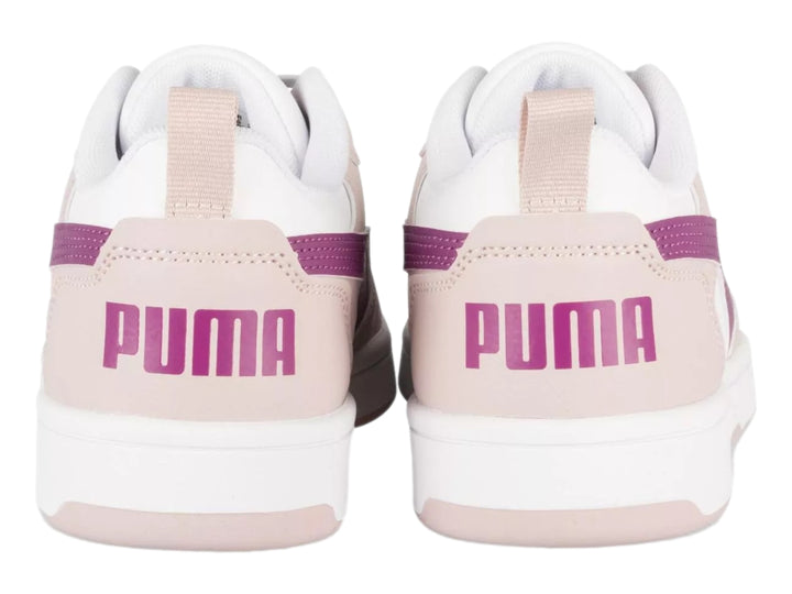 Tenis PUMA Rebound V6 Lo Jr en color lila con detalles en magenta y blanco.