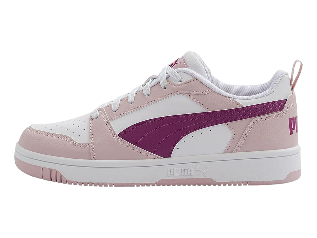 Tenis PUMA Rebound V6 Lo Jr en color lila con detalles en magenta y blanco.