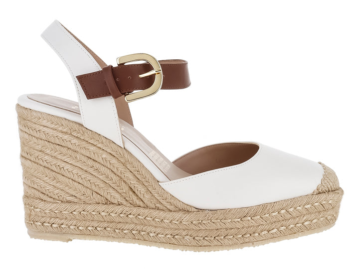 Sandalia blanca de plataforma cuña con detalles en color latte y hebilla dorada para mujer.
