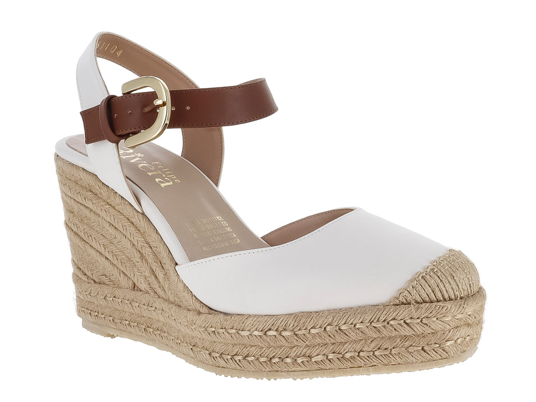 Sandalia blanca de plataforma cuña con detalles en color latte y hebilla dorada para mujer.