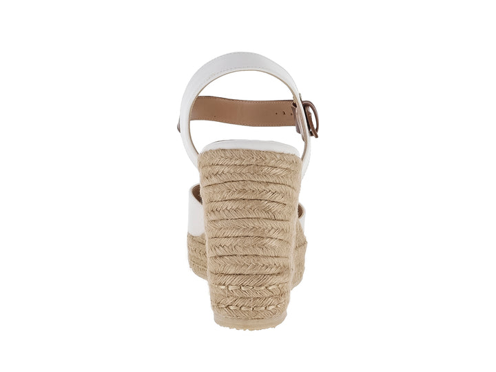 Sandalia blanca de plataforma cuña con detalles en color latte y hebilla dorada para mujer.