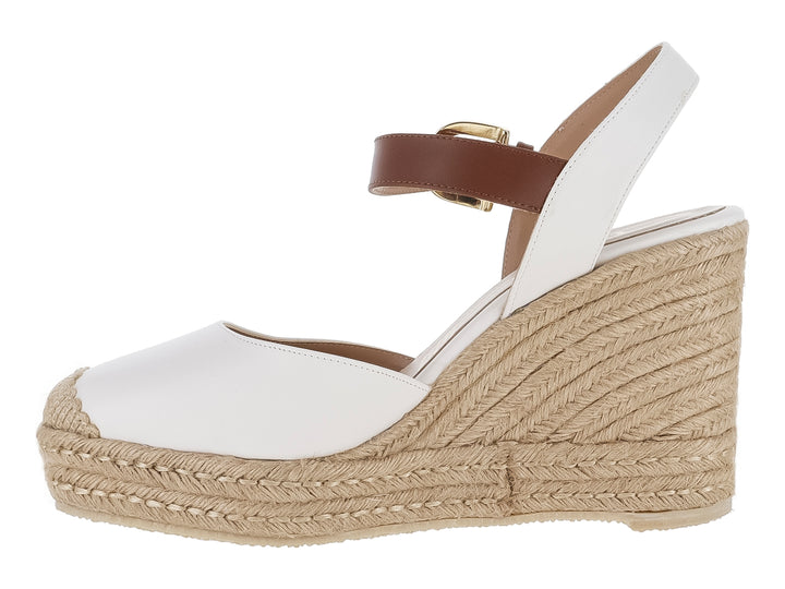 Sandalia blanca de plataforma cuña con detalles en color latte y hebilla dorada para mujer.