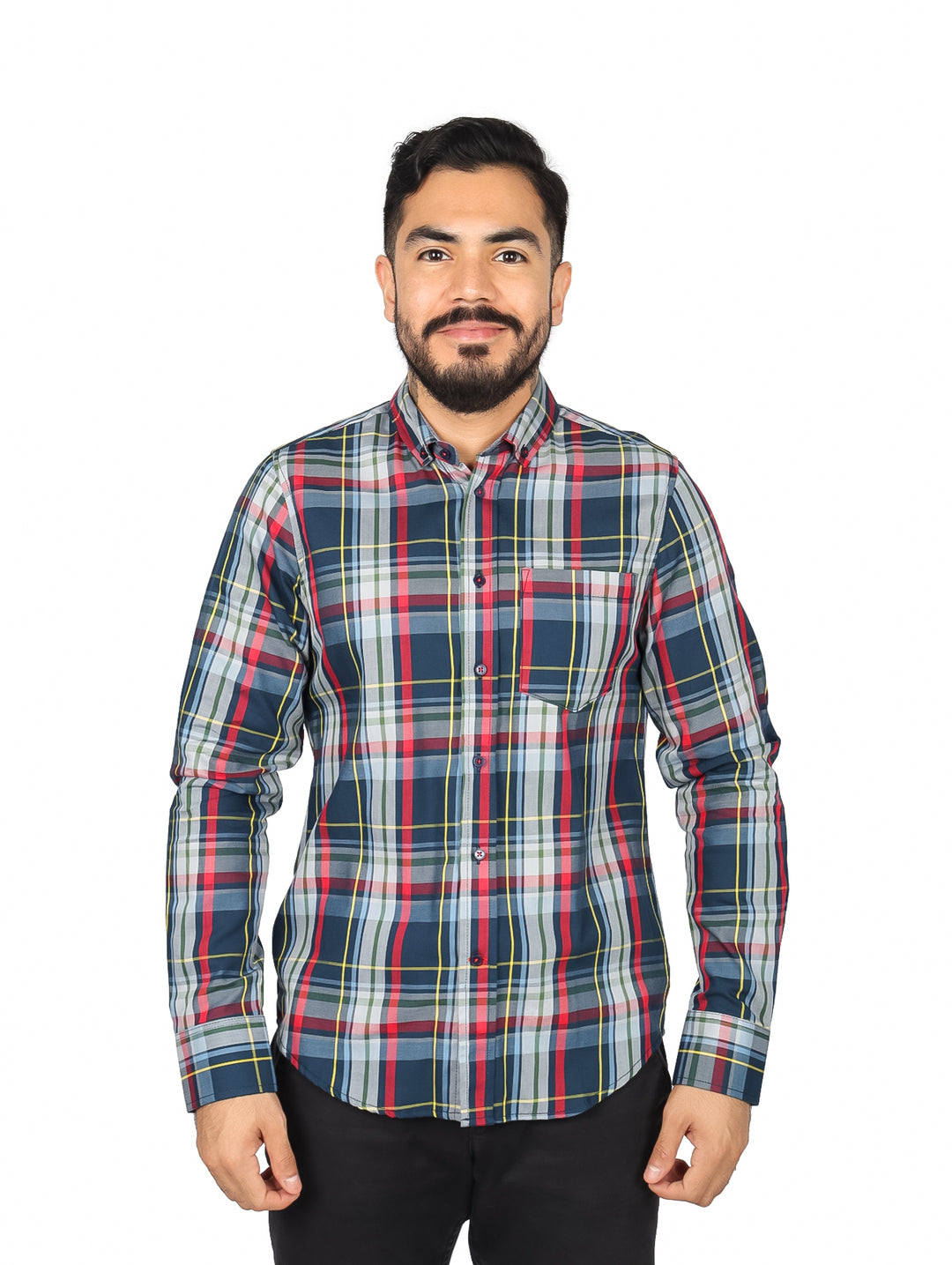 Hombre usando camisa de manga larga con estampado de cuadros en tonos gris, rojo y amarillo.