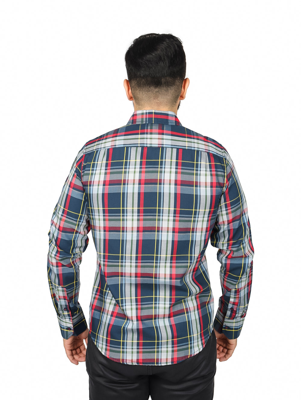 Hombre usando camisa de manga larga con estampado de cuadros en tonos gris, rojo y amarillo.