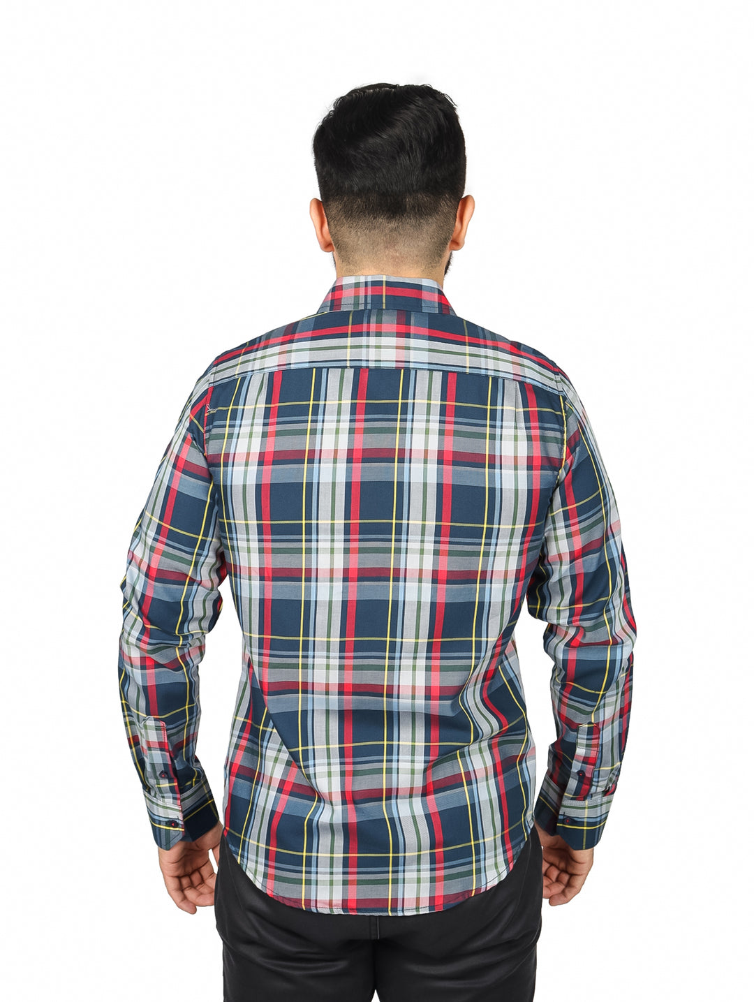 Hombre usando camisa de manga larga con estampado de cuadros en tonos gris, rojo y amarillo.