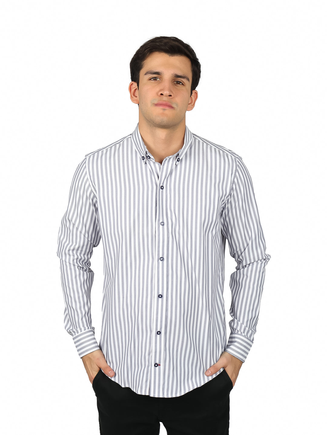 Hombre vistiendo camisa de manga larga con rayas verticales blancas y grises.