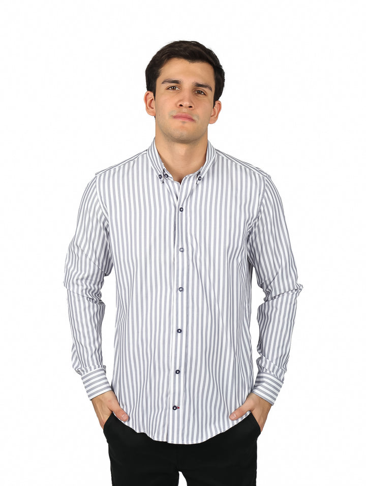 Hombre vistiendo camisa de manga larga con rayas verticales blancas y grises.
