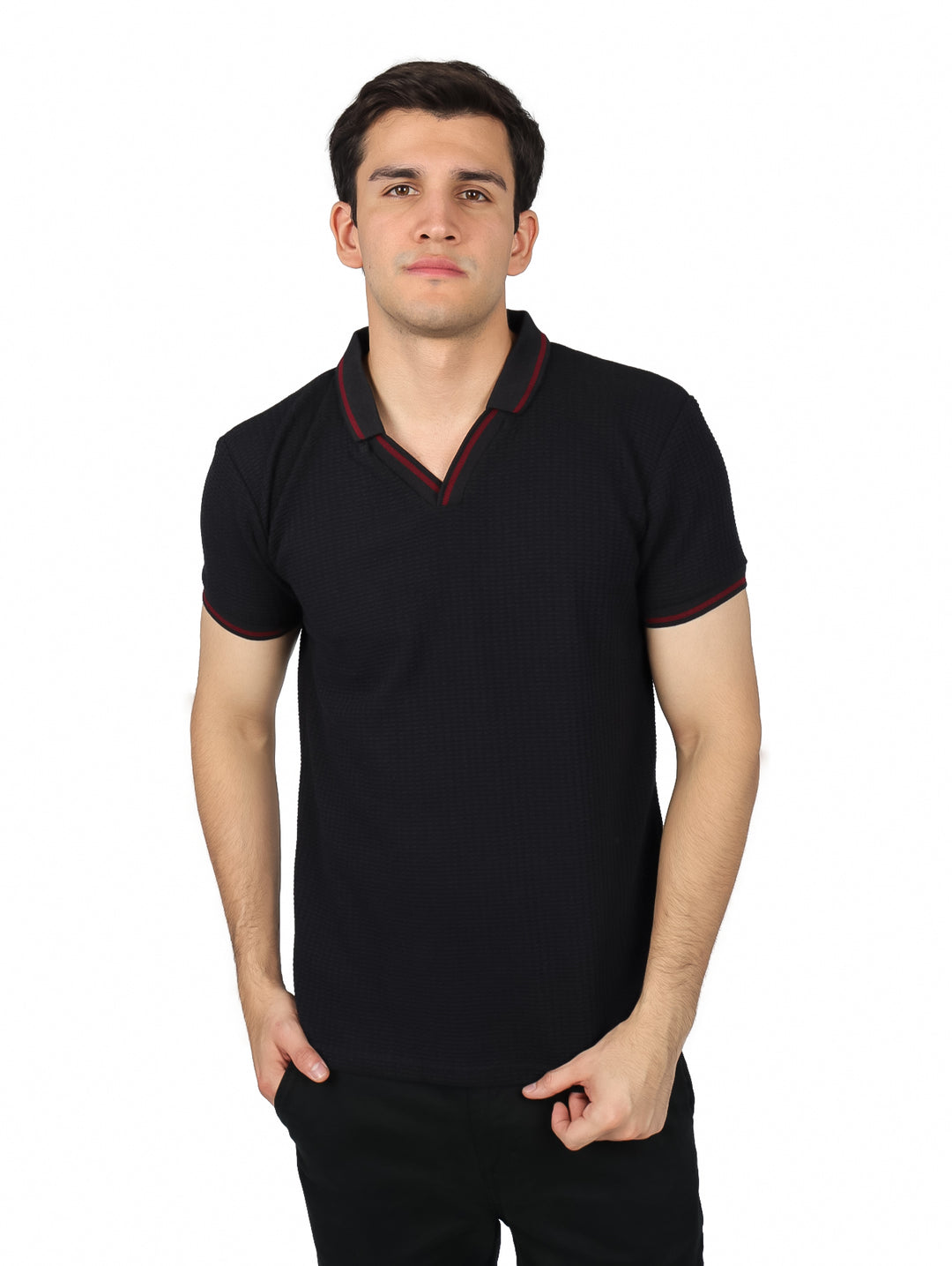 Hombre vistiendo playera polo color negro con detalles rojos en el cuello y mangas.