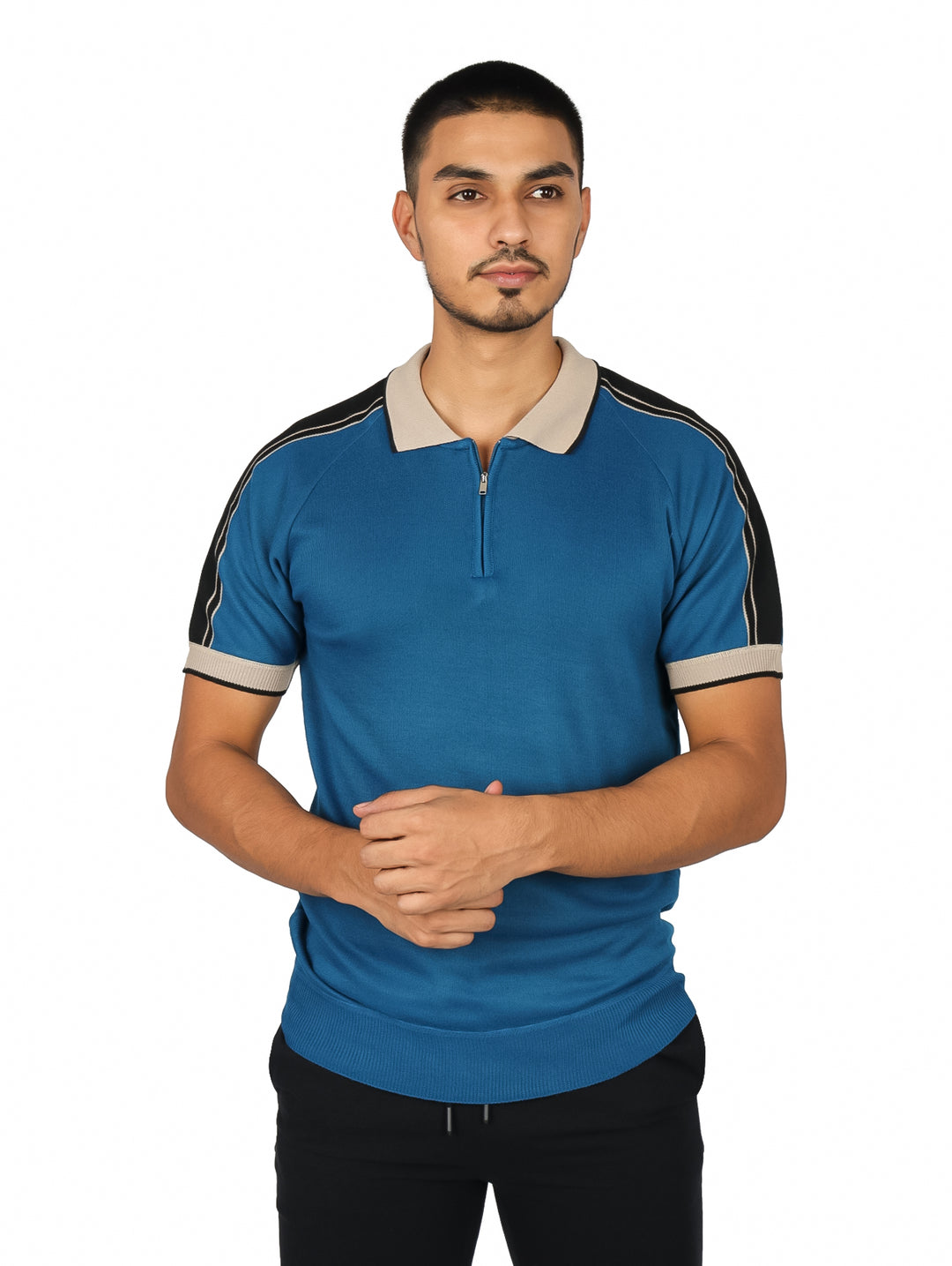 Hombre vistiendo playera polo azul con cuello beige, detalles en negro y cierre frontal.