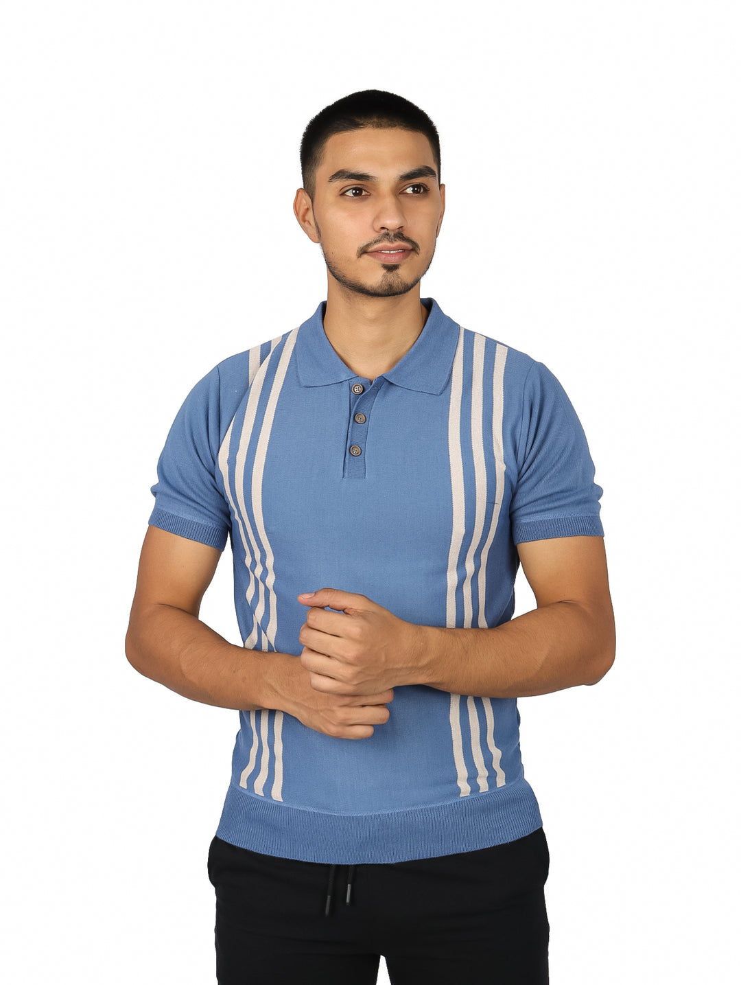 Hombre vistiendo playera polo azul con rayas verticales beige y cuello clásico.