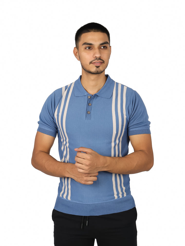 Hombre vistiendo playera polo azul con rayas verticales beige y cuello clásico.