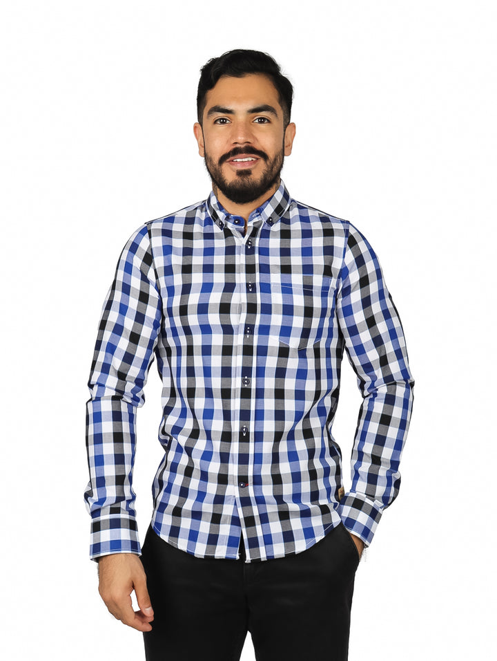 Hombre vistiendo camisa de manga larga con estampado de cuadros en colores azul marino, negro y blanco.