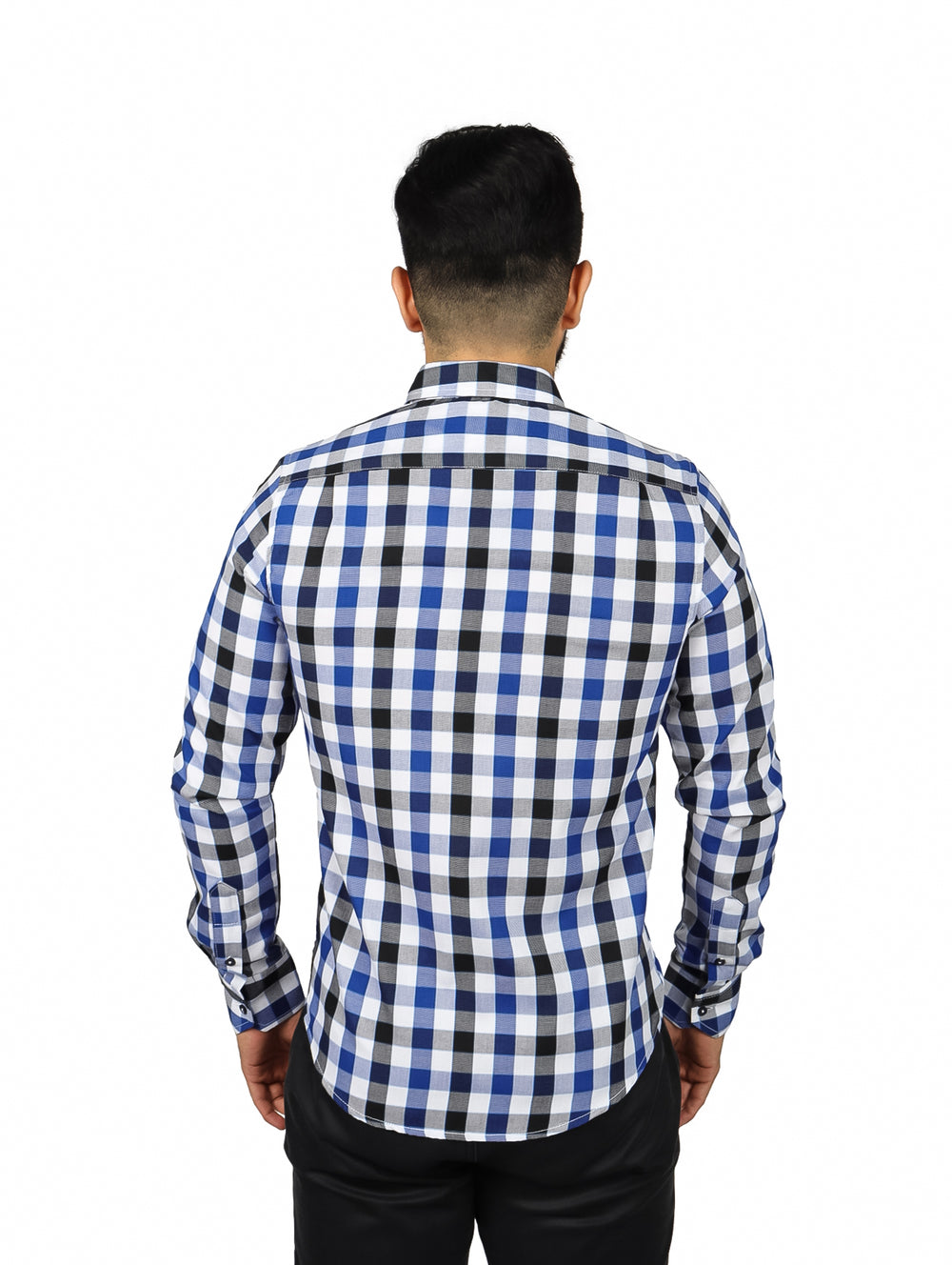 Hombre vistiendo camisa de manga larga con estampado de cuadros en colores azul marino, negro y blanco.