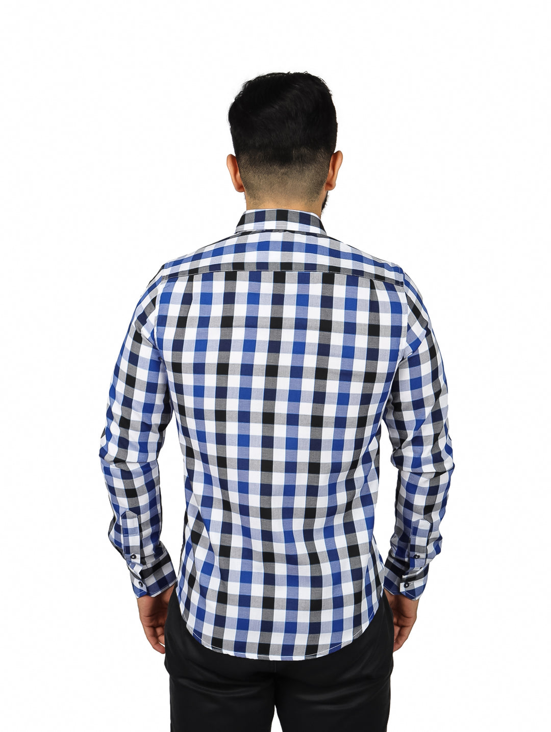 Hombre vistiendo camisa de manga larga con estampado de cuadros en colores azul marino, negro y blanco.