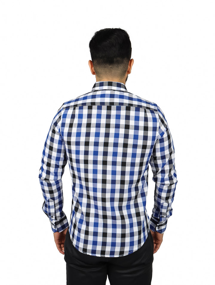 Hombre vistiendo camisa de manga larga con estampado de cuadros en colores azul marino, negro y blanco.