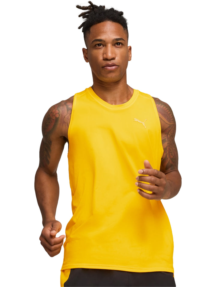 Hombre vistiendo una camiseta deportiva sin mangas de color amarillo intenso de la marca PUMA.