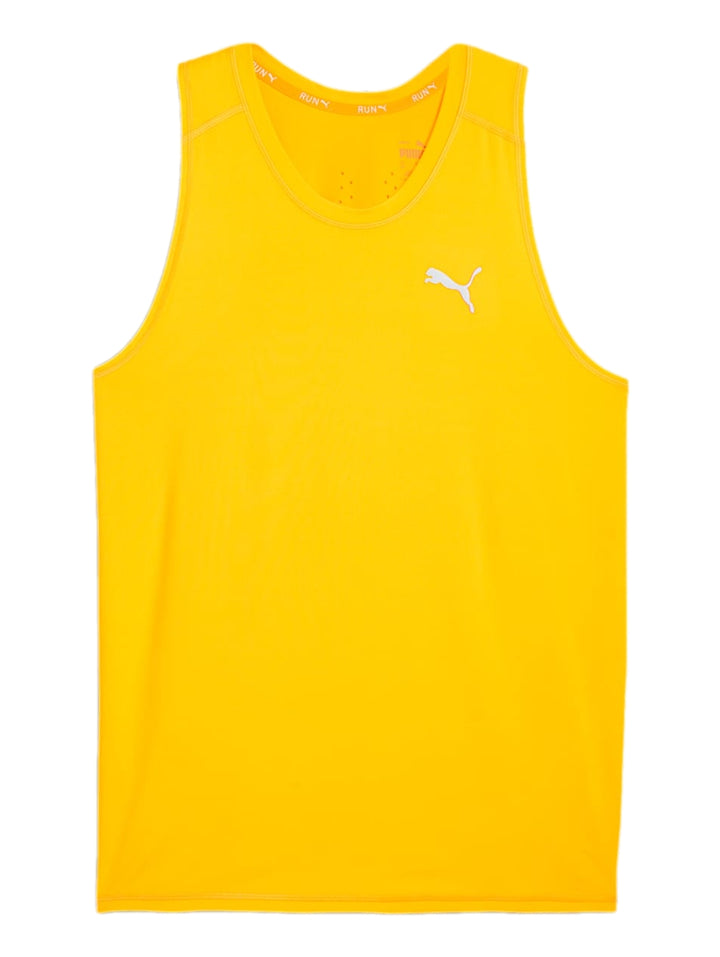 Hombre vistiendo una camiseta deportiva sin mangas de color amarillo intenso de la marca PUMA.