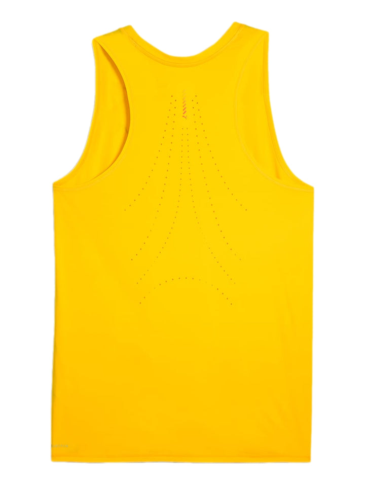 Hombre vistiendo una camiseta deportiva sin mangas de color amarillo intenso de la marca PUMA.