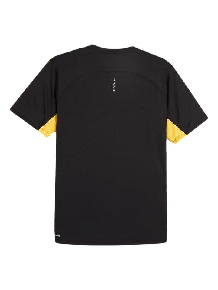 Camiseta deportiva PUMA de color negro con detalles amarillos en las mangas y logo blanco en el pecho.
