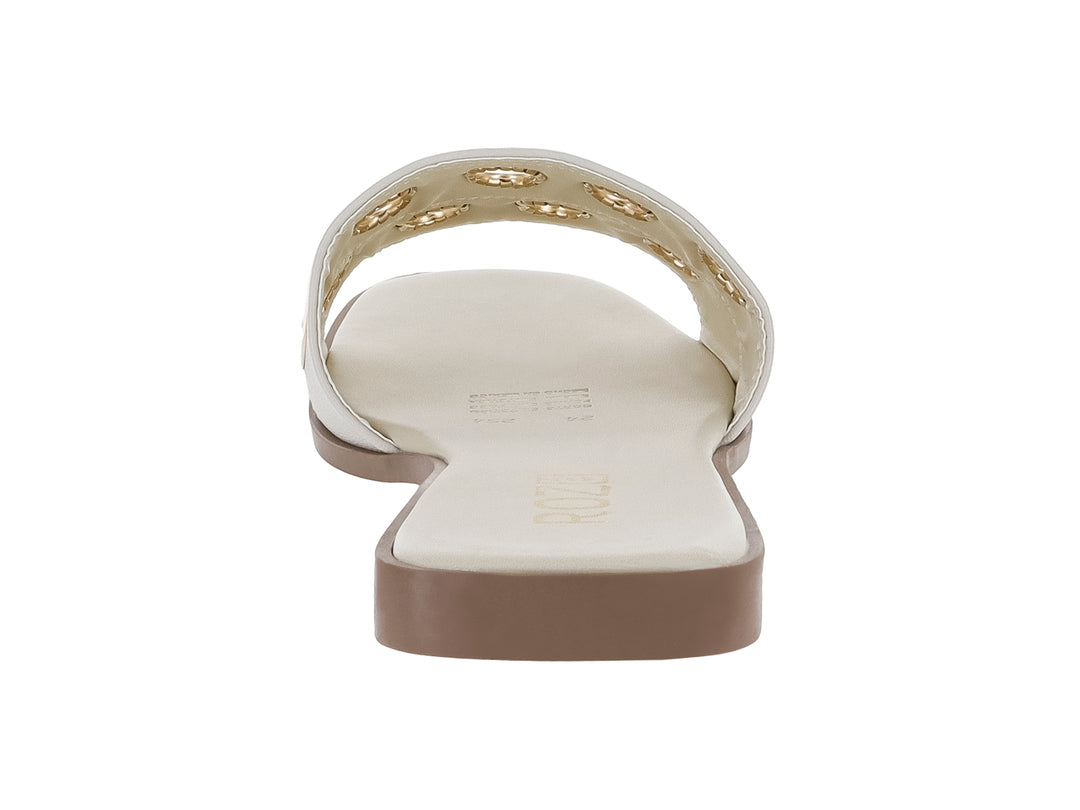 Sandalia plana color beige para mujer con detalles de orificios metálicos dorados en la banda superior.