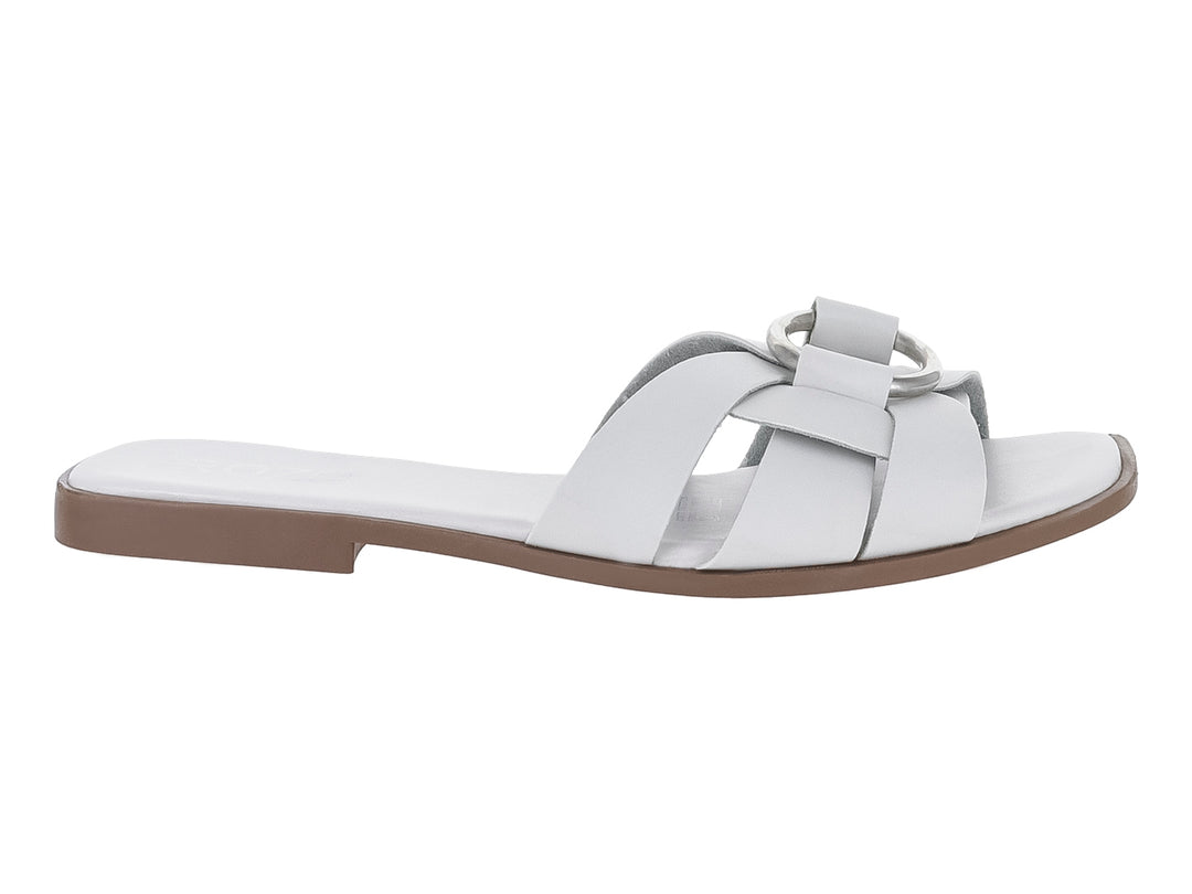 Sandalia plana para mujer en color blanco con tiras entrelazadas y detalle de hebilla circular.