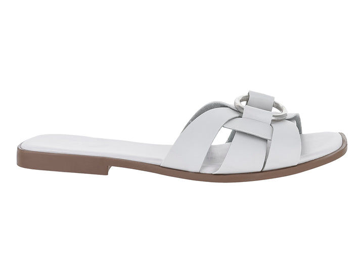Sandalia plana para mujer en color blanco con tiras entrelazadas y detalle de hebilla circular.