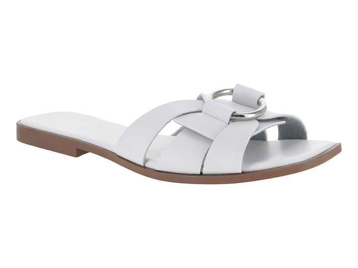 Sandalia plana para mujer en color blanco con tiras entrelazadas y detalle de hebilla circular.