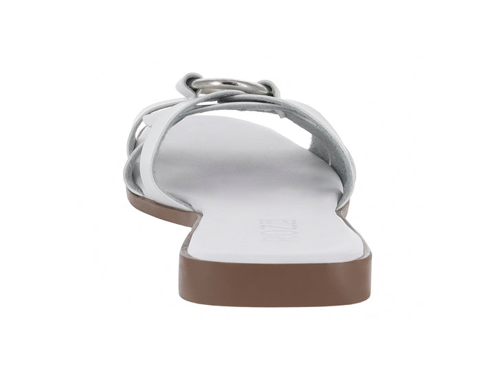 Sandalia plana para mujer en color blanco con tiras entrelazadas y detalle de hebilla circular.
