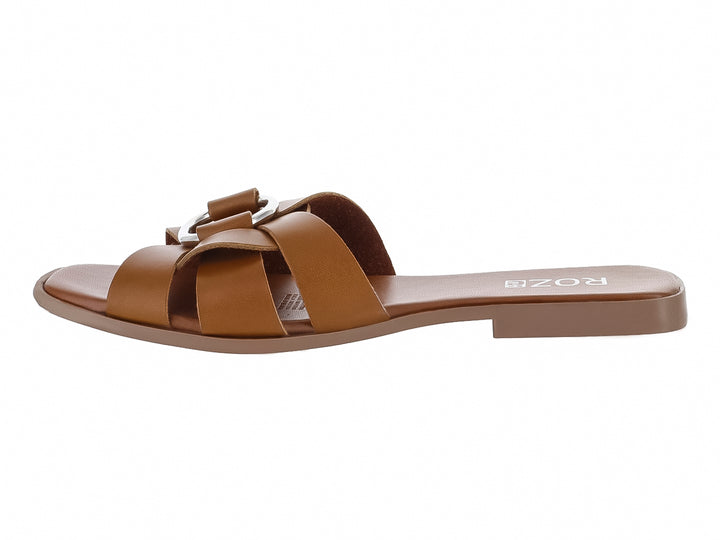 Sandalia plana color camel con tiras cruzadas y hebilla metálica.