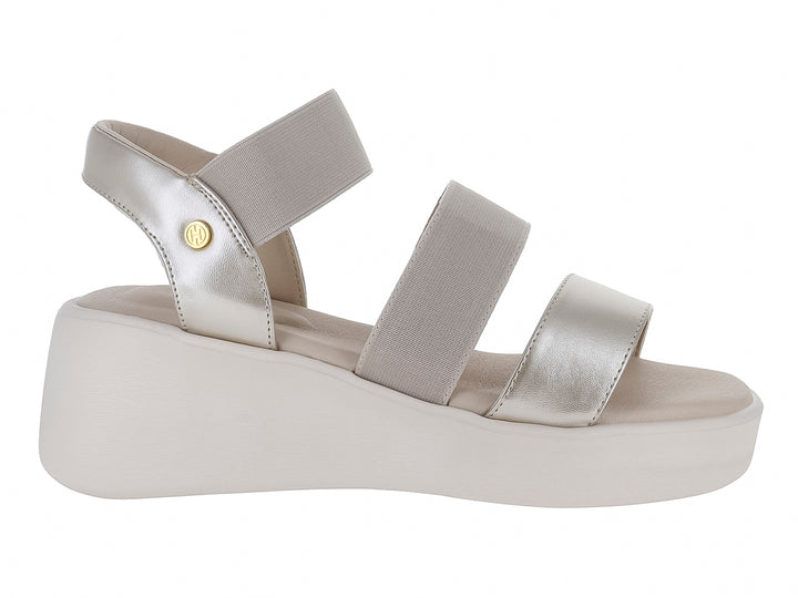 Sandalia de plataforma color plata metálico con tres correas y suela gruesa blanca.