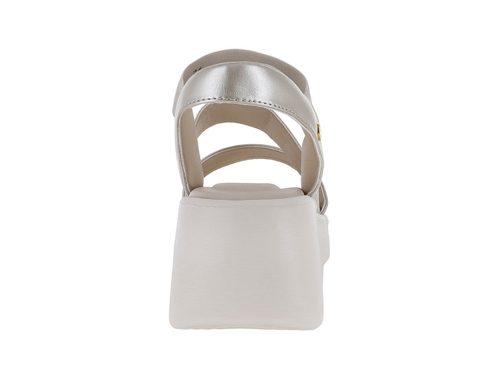 Sandalia de plataforma color plata metálico con tres correas y suela gruesa blanca.