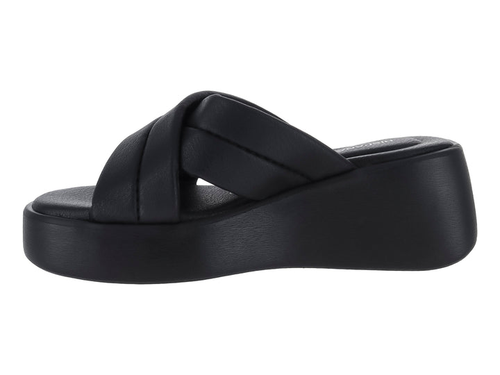 Sandalia de plataforma color negro con tiras cruzadas.
