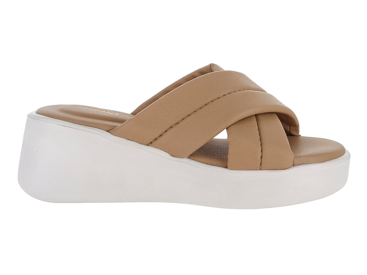 Sandalia de plataforma con tiras cruzadas en color nuez y suela blanca.