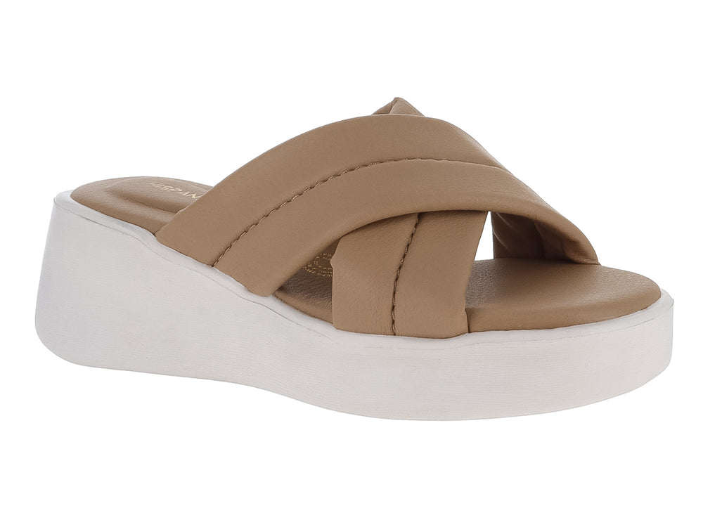 Sandalia de plataforma con tiras cruzadas en color nuez y suela blanca.