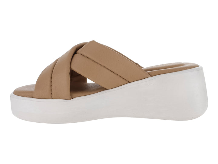 Sandalia de plataforma con tiras cruzadas en color nuez y suela blanca.