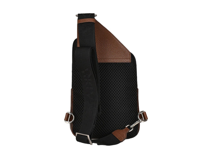 Bolso bandolera Cuadra en cuero café con panel frontal de piel de pitón y herrajes metálicos.