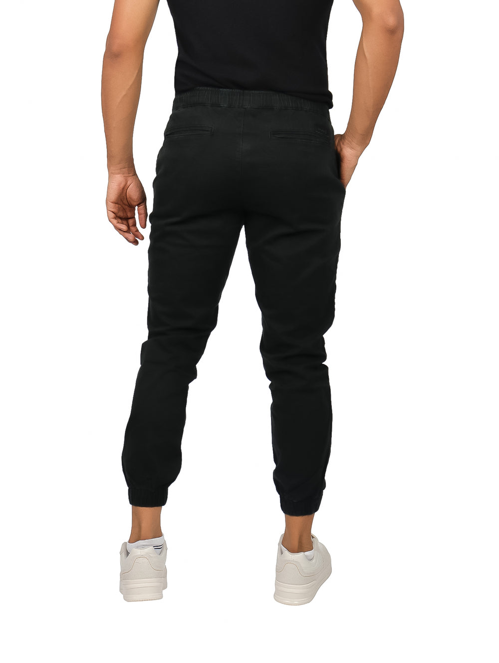 Hombre vistiendo pantalones jogger color negro con cintura elástica y puños ajustados.