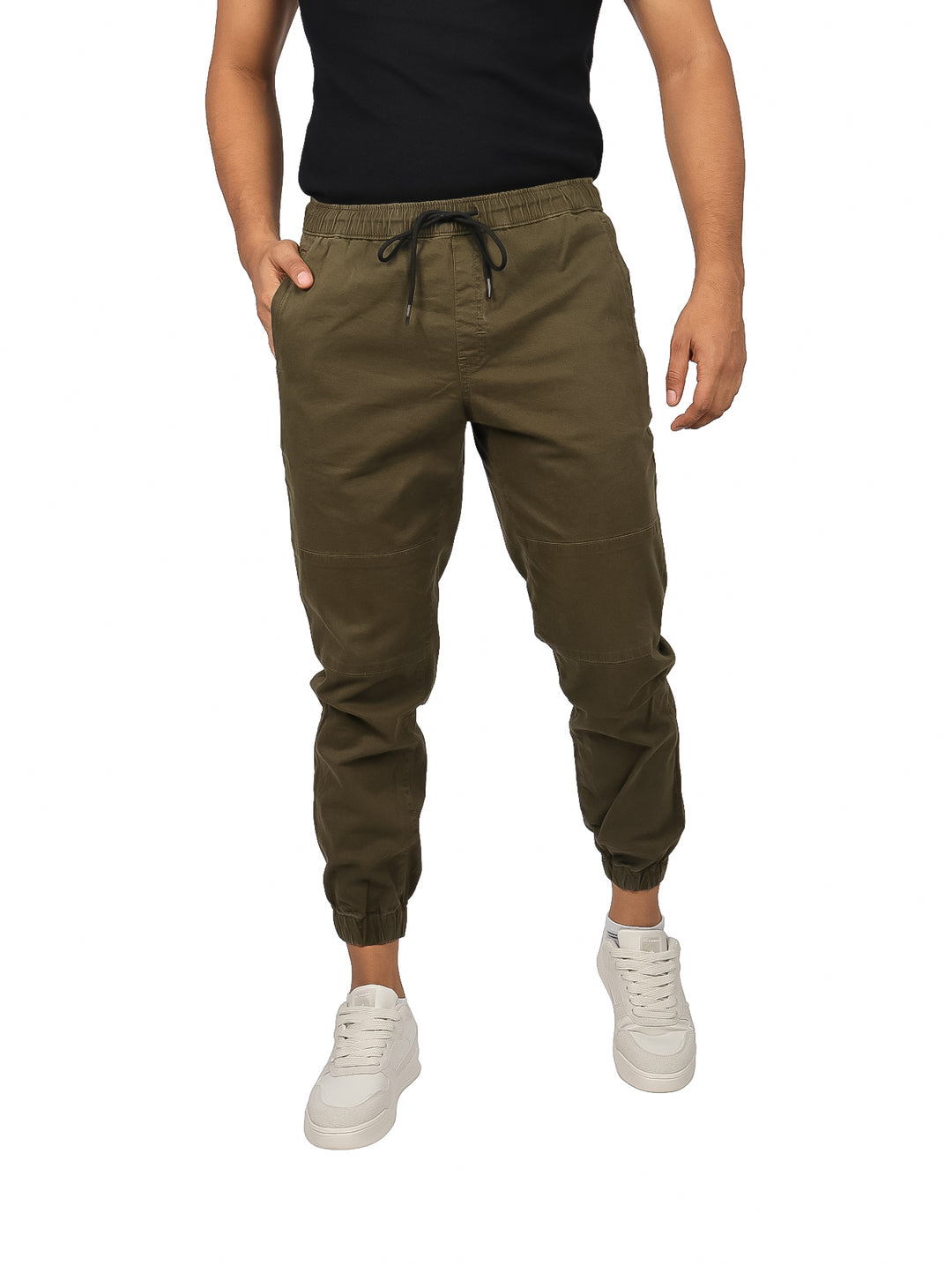 Hombre vistiendo pantalones jogger color olivo con cintura elástica y cordones negros.