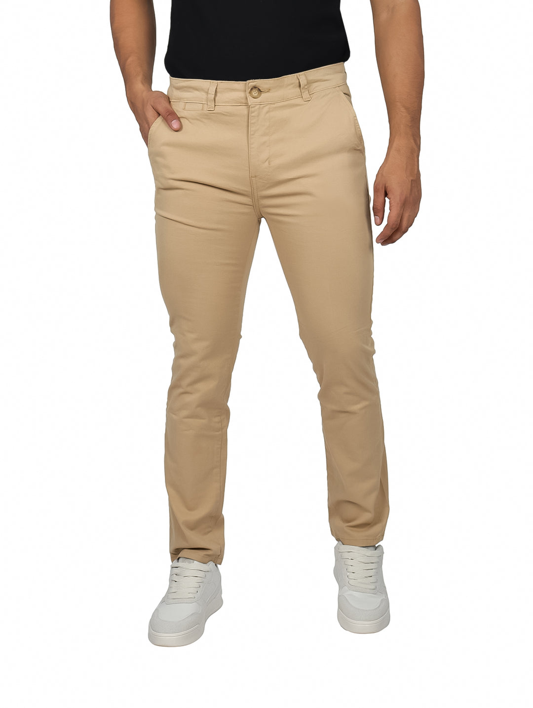 Hombre vistiendo un pantalón chino slim en color camel con calzado blanco sobre fondo blanco.