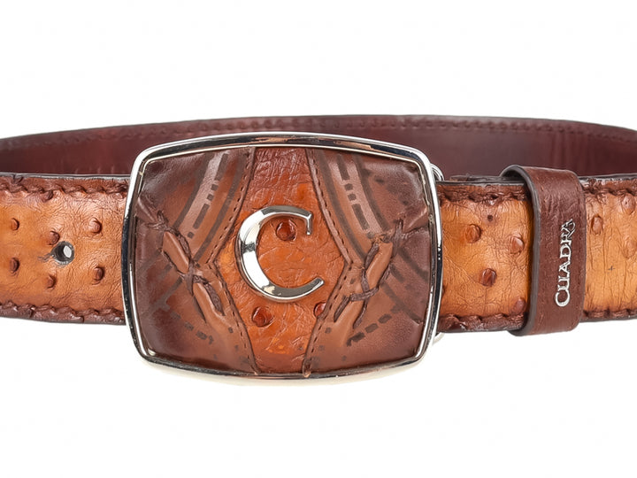 Cinturón de cuero marrón con textura de avestruz y hebilla metálica con logo C.