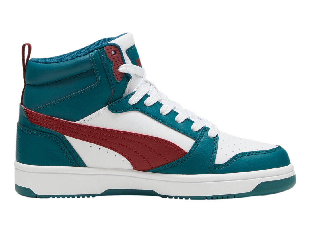 Tenis PUMA Rebound V6 Mid JR en colores verde, blanco y rojo con diseño de bota y agujetas blancas.