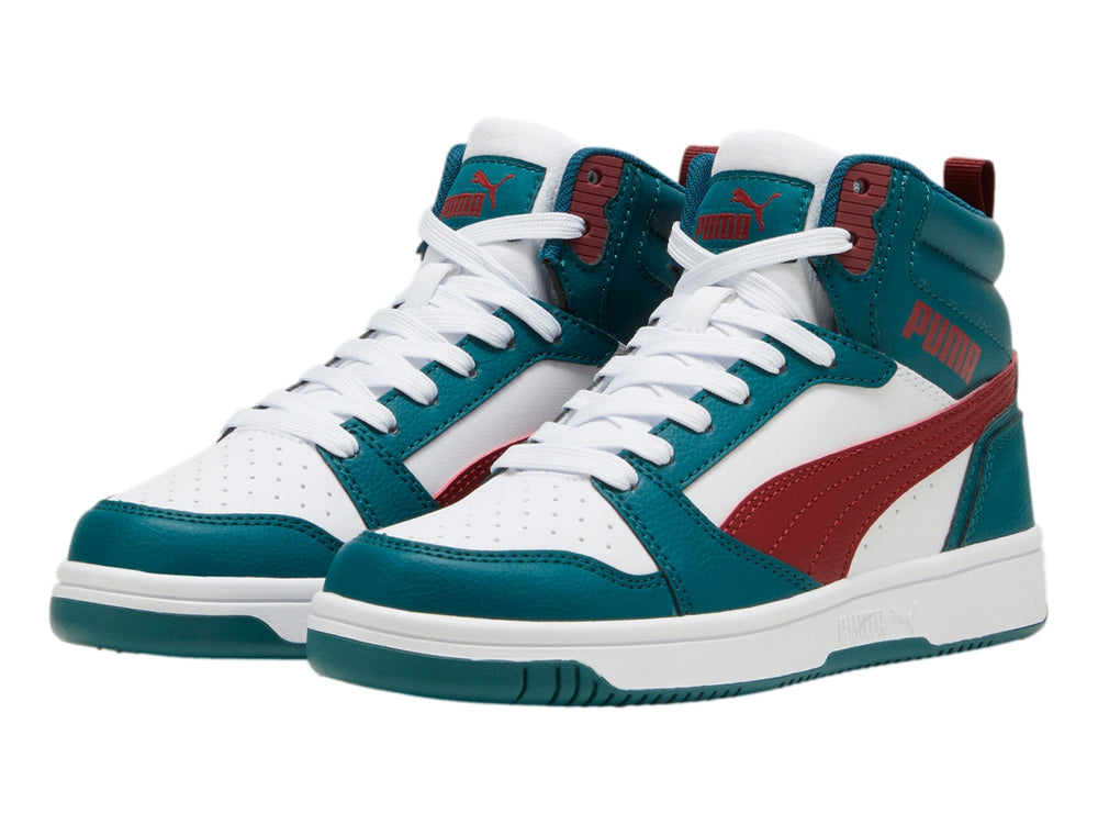 Tenis PUMA Rebound V6 Mid JR en colores verde, blanco y rojo con diseño de bota y agujetas blancas.