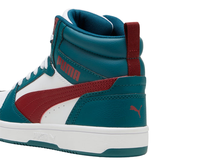 Tenis PUMA Rebound V6 Mid JR en colores verde, blanco y rojo con diseño de bota y agujetas blancas.