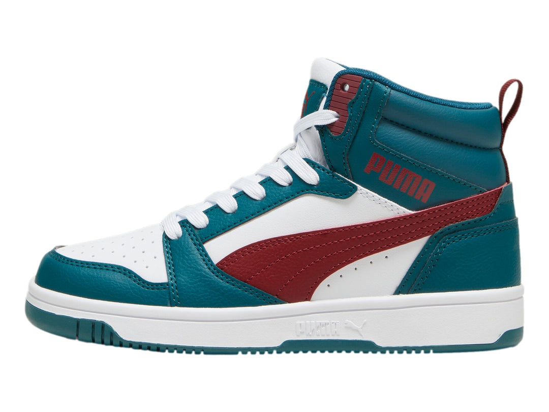 Tenis PUMA Rebound V6 Mid JR en colores verde, blanco y rojo con diseño de bota y agujetas blancas.