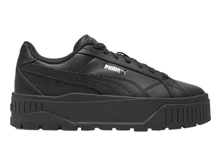 Tenis PUMA color negro con suela de plataforma gruesa y logotipo plateado en el costado.
