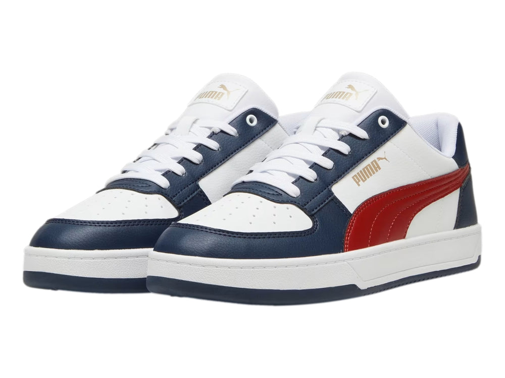 Tenis Puma Caven 2.0 color blanco con detalles en azul marino y franja roja lateral.